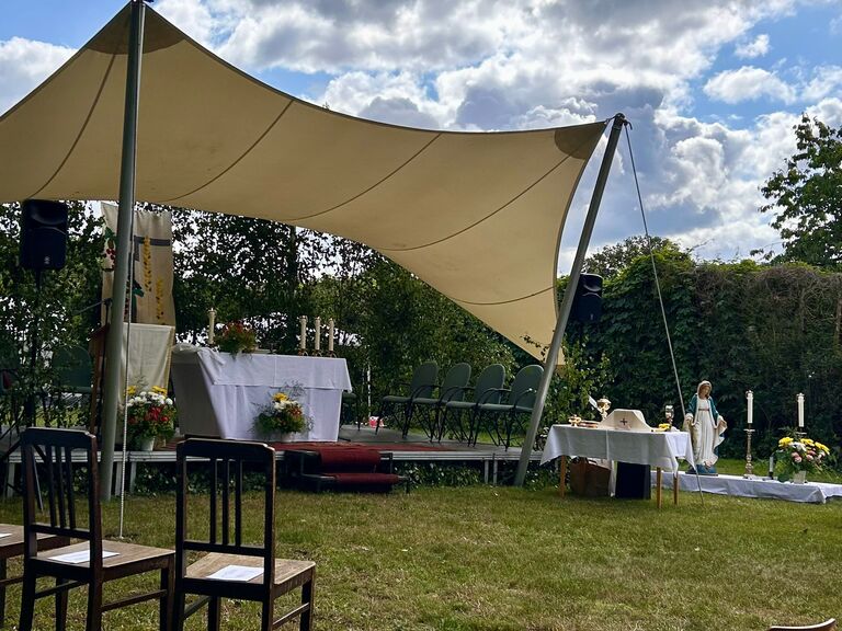 Umzüge mit Blütenteppich und Rauch- Was steckt hinter dem Fronleichnamsfest